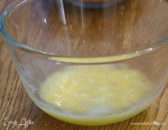 Яйцо слегка взбить.