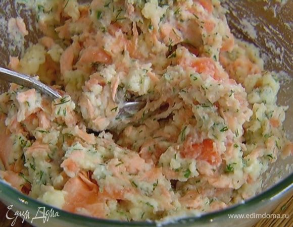 Рыбу разобрать на кусочки, добавить к пюре и все вымешать.