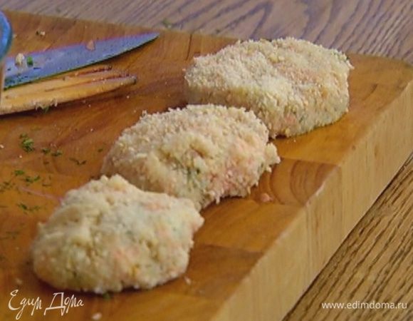 Сформировать небольшие котлеты, обмакнуть их в яйцо, а затем запанировать  в хлебных крошках.