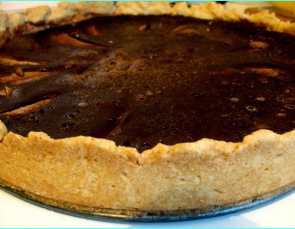 Делаем тесто: муку, масло, сахар и щепотку соли порубить ножом до состояния крошки. Вбить одной яйцо и быстро вымесить тесто. Раскатать и выложить в форму с бортиками, наколов вилкой. Убрать в холод, пока подготавливаем груши.