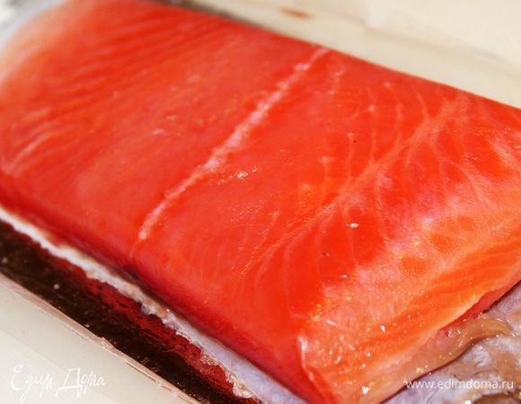 Собираем салат слоями, промазываем майонезом (через один-два слоя). Предлагаю два варианта подачи этого салата. Оба индивидуальные, т.е. в креманках, но отличаются сборкой. Для начала следует подготовить все ингредиенты: зеленый горошек замороженный залить кипятком на 1 минуту, откинуть на дуршлаг и охладить; рыбу освободить от кожи и косточек; лук нарезать тонко и обжарить до золотистого цвета; отварить яйца и овощи: свеклу, морковь и картофель