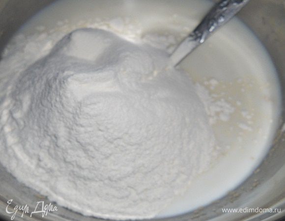 Для начала нужно сделать дрожжевую опару. Для этого в теплое молоко( не более 38 градусов) добавить соль, сахар и дрожжи, перемешать, всыпать половину муки и перемешать.