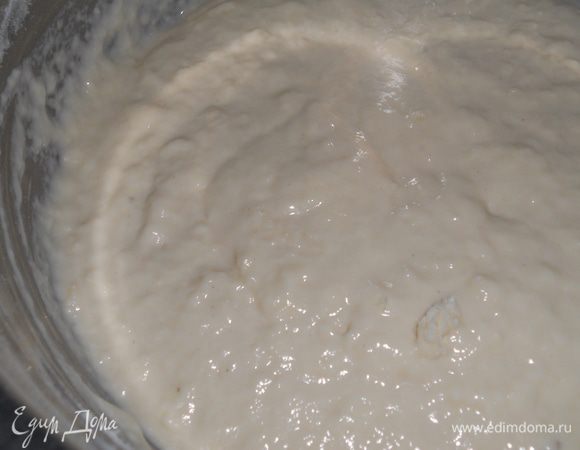 Получится такая опара, оставить  ее в теплом месте, накрыв полотенцем на 30 минут для активации дрожжей.