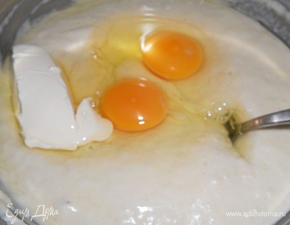 Через 30 минут опара на вид станет гладкая, появятся пузырики и увеличится в объеме. Теперь добавляем размягченное масло(45 г.) и яйца и хорошо перемешиваем.