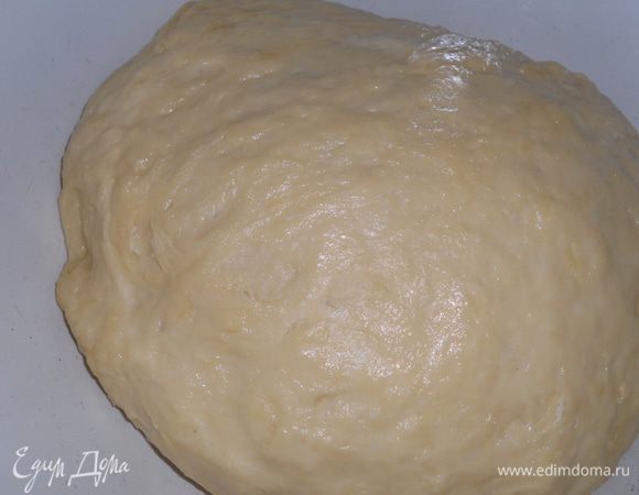 Добавляем остальную муку и замешиваем тесто. Муки может пойти чуть больше или чуть меньше. Дать тесту постоять 20 минут.