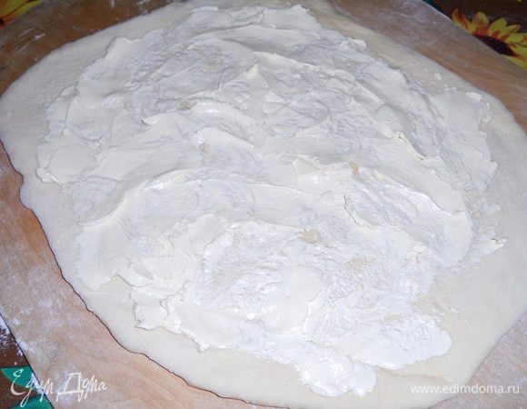 Теперь раскатываем наше тесто и смазываем поверхность хорошо размягченным маслом(используем все масло, которое осталось).