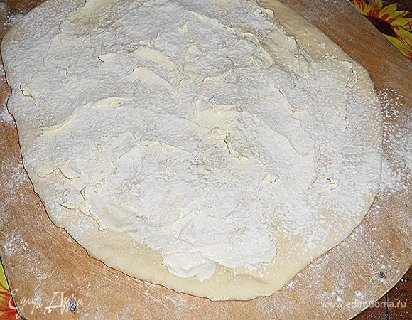 Сверху масло сбрызгиваем по всей поверхности водкой,  посыпаем небольшим слоем муки.