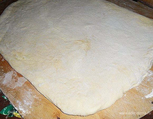 Теперь раскатываем тесто, припыляя мукой. Затем снова складываем в квадрат, защипляем края и опять раскатываем, так делаем еще раз и затем, когда раскатываем 4 - й раз, нарезаем на небольшие кусочки, обварачиваем пленкой и в морозилку.