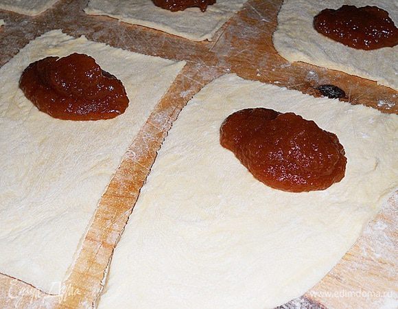 Тесто можно использовать после 30-минутного охлаждения. Я вот его тонко раскатала, разрезала на кусочки, положила повидло, закрепила концы и сделала слойки.