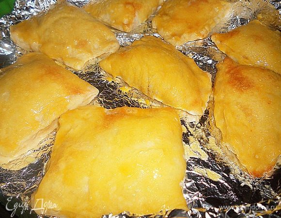 Поставила печь в духовку при 220 градусах, когда подрумянились, смазала желтком, перемешанным с пакетиком ванильного сахара, и - назад в духовку.