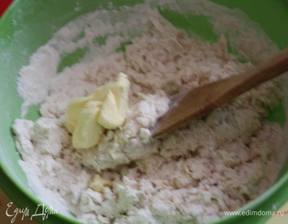 Выливаем молочную смесь в миску с мукой,перемешиваем. Добавляем мягкое сливочное масло и замешиваем тесто.
