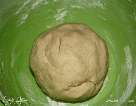 Вымешивайте примерно 15-20 минут,пока тесто не станет мягким и эластичным.Сформируйтке шар,накройте полотенце и отставьте на час.