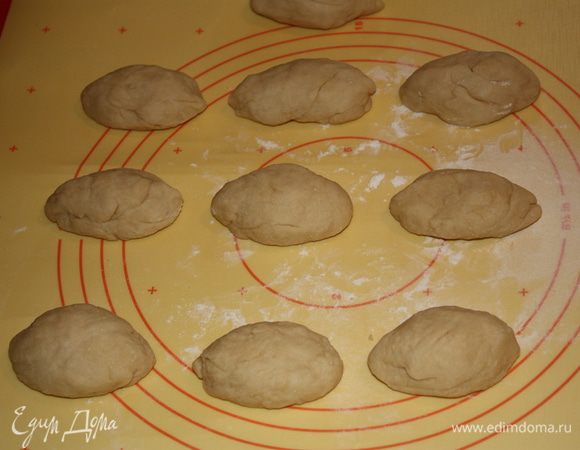 Стол присыпьте мукой и разделите тесто на 10 равных частей,каждую скатайте в шар.