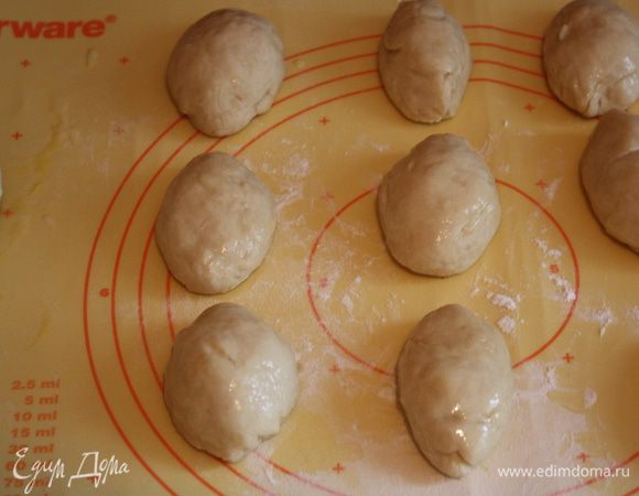 Каждому шару придайте продолговатую форму (или ту,которую хотите) и оставьте подниматься на 15 минут.