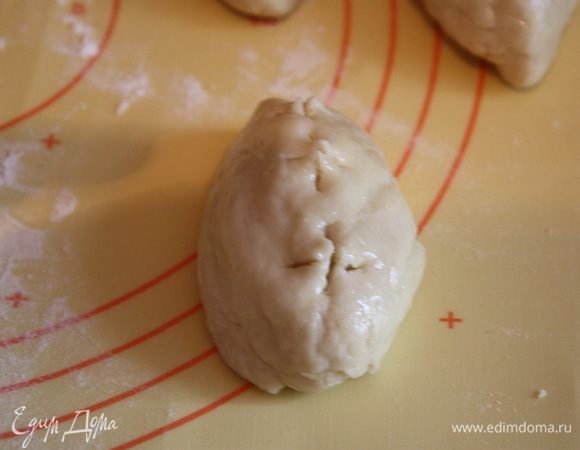 Смазываем смесью яйца и молока булочки.Ножницами делаем узор,какой захотим,можно и без него.