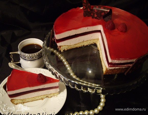 Клюкву засыпать сахаром, залить водой и проварить минут 5.
Слить почти всю воду, ягоду еще проварить пюрировать.
В сок добавить желатин, и размешать пока не растворится. Охладить.