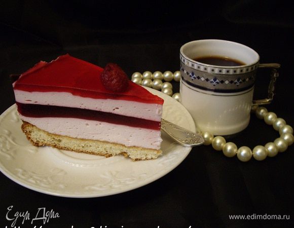 Желатин замочить в воде (2 ст.л) и когда набухнет растворить его в теплом клюквенном пюре.  
Охладить.
Сливки и пюре должны быть одной температуры - холодные.
Взбить сливки, добавить частями сах .пудру и ваниль. Снова взбить. И добавить в пышные сливки клюквенное пюре,не все,а только часть,смотря какой цвет хотим получить) больше пюре ярче цвет сливок. Взбить. Охладить.