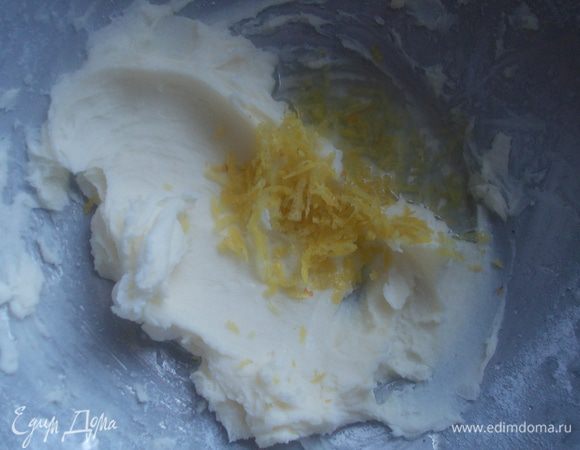 Мягкое масло взбить с пудрой и добавить цедру и сок лимона.