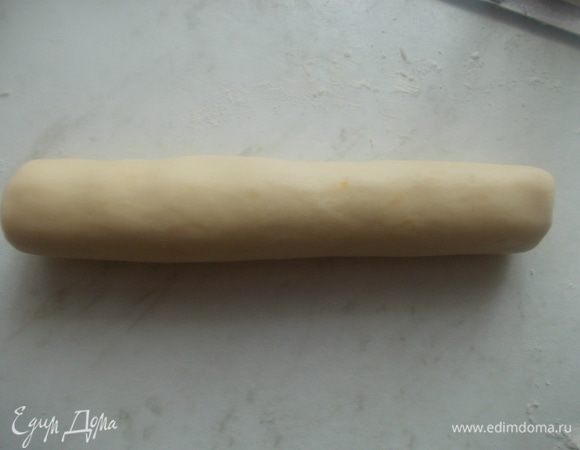Затем добавить муку, крахмал и соль. Сделать крутое тесто и скатать из него колбаску. Затем завернуть ее в пищевую пленку и положить её в холодильник часа на два, чтобы оно хорошо застыло.
