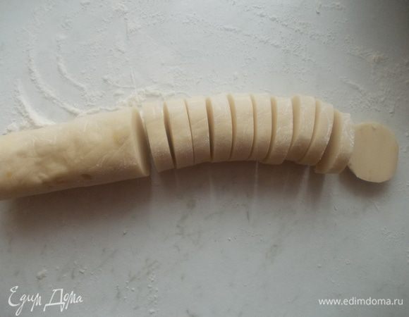 Затем достать из холодильника и порезать на кружочки, около 0.5 см.