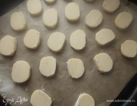 Выложить его на противень с пергаментом( не смазывать маслом). Выпекать в разогретой духовке 175С. 12-13 минут. Оно не должно поджариваться, а оставаться желтеньким и подсушенным. Горячим обвалять его в сахарной пудре и подавать охлажденным.