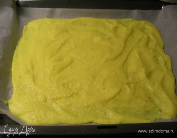 Берем противень, выстилаем его бумагой для выпечки. Выкладываем на него поленту тонким слоем. Желательно ее оставить на некоторое время, чтобы она затвердела (в идеале хорошо ее поставить в холод). Тогда она будет хорошо держать форму.
