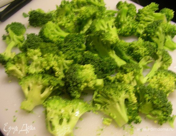 Брокколи разбираем на небольшие соцветия и бланшируем минут 5 (или готовим в пароварке). Промываем ее под холодной водой, чтобы сохранила свой цвет. Я делала половину пиццы с брокколи, а другую половину с зеленой фасолью.
