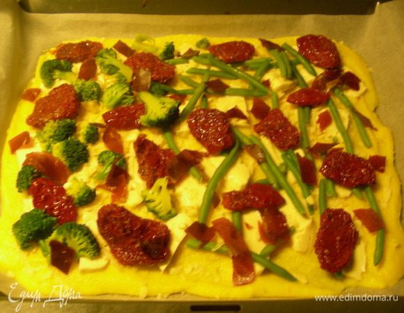 В рецепте предлагают моцареллу потереть на терке. Я ее просто нарезала кружочками. Так что по вкусу. Посыпаем поленту оставшимся пармезаном, выкладываем моцареллу, а затем вяленые томаты, чеснок, брокколи и маленькие шарики из фарша/сосиски/бекон. Запекаем в духовке 190 гр. минут 20, мясо должно стать коричневого цвета, а полента покрыться легкой хрустящей корочкой.