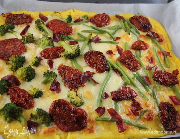 Аккуратно разрезаем ее. И подаем, например, с салатом. Приятного аппетита))