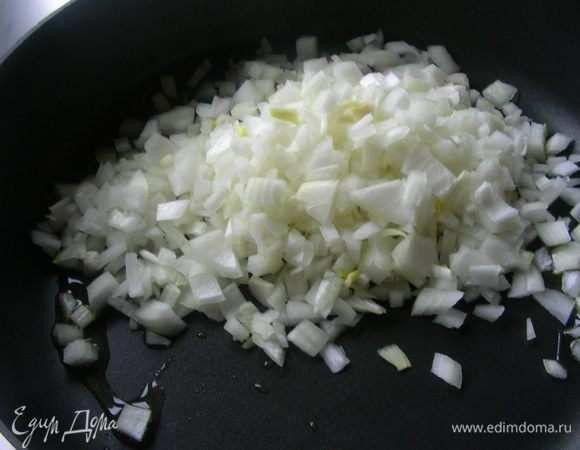 Для лукового "джема". Лук мелко режем и обжариваем его на оливковом масле до прозрачности. 