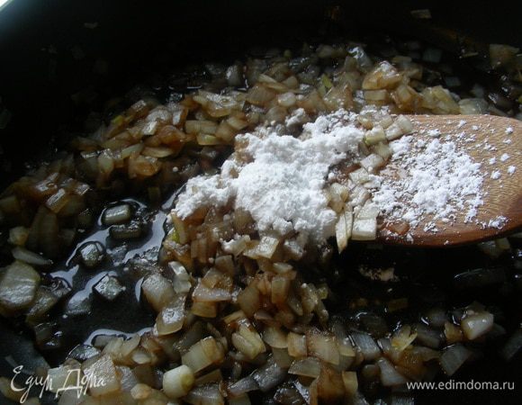 Добавляем мед, уксус, воду, сахарную пудру и готовим на небольшом огне 30 минут.
