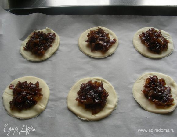 Сверху выкладываем немного лукового джема (1 ч.л. - 1 ст.л.).
