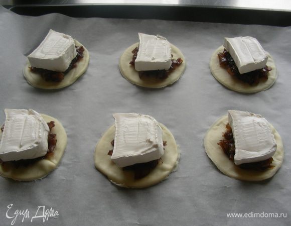 На него кладем кусочек козьего сыра (получается штучек 7-8). Запекаем в духовке 180 гр минут 20. Тесто должно стать легкого золотистогo цвета.
