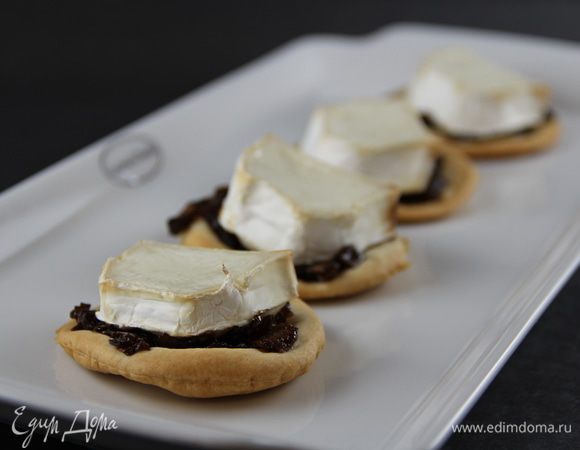 Подаем сразу же. Например, на подушке из листьев салата (особенно с рукколой должно быть хорошо). Я еще сверху поливала немного бальзамическим соусом. Приятного аппетита))

