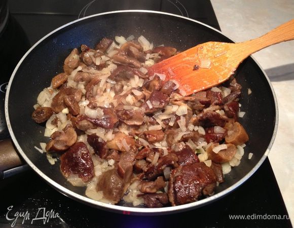 Грибы разморозить, лук нарезать мелким кубиком. обжарить на растительном масле до легкой золотистоти...