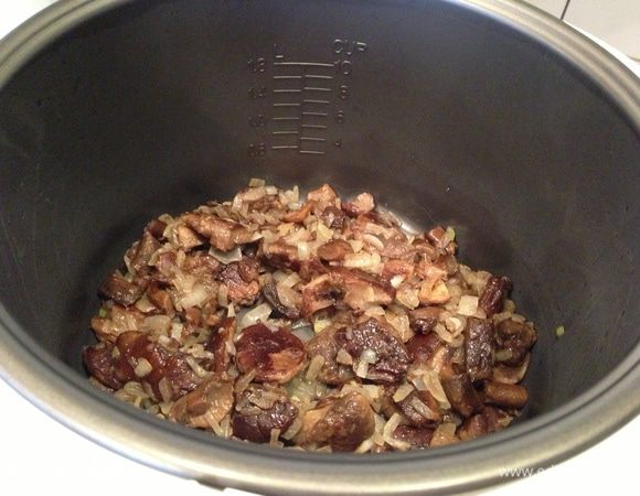 Переложить грибы с луком в кастрюльку мультиварки...