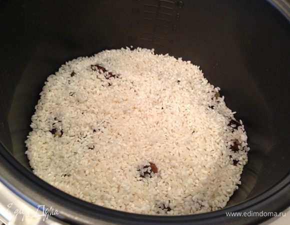Рис промыть под проточной водой и выложить на грибы с луком...