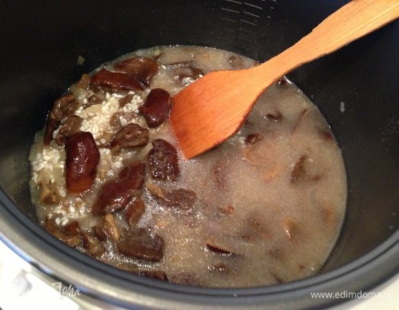 Посолить, поперчить по вкусу, добавить воду и вино. Перемешать, закрыть мультиварку и включить режим "Плов"...