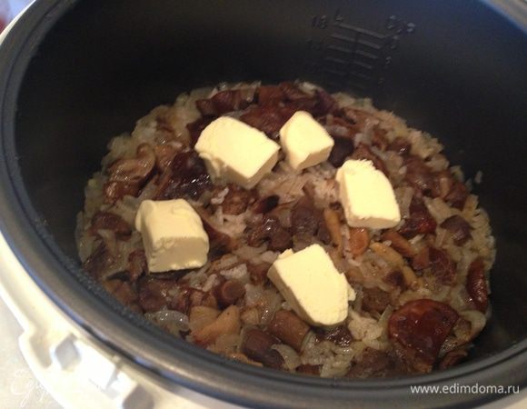 После звукового сигнала, открыть крышку мультиварки и выложить на ризотто кусочки сливочного масла. Закрыть крышку и оставить на режиме "Подогрев" минут на 10...