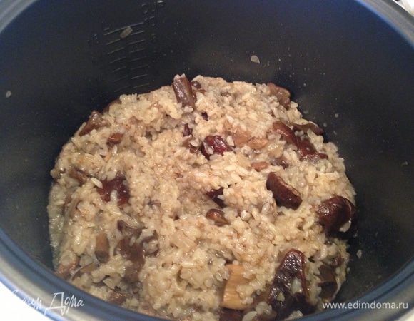 По истечении времени, выключить режим "Подогрев". Посыпать ризотто тертым Пармезаном, перемешать...