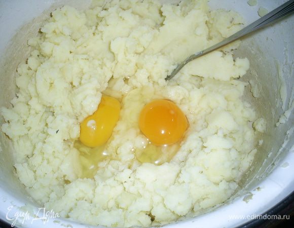 В готовое пюре вбиваем яйца и тщательно перемешиваем до получения однородной массы.
