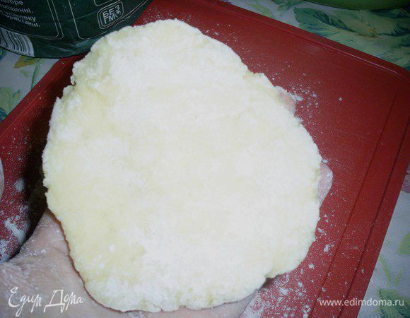 Набираем столовой ложкой картофельную массу, руки при этом у нас припудрены мукой. Формируем на ладони толстую лепешку.