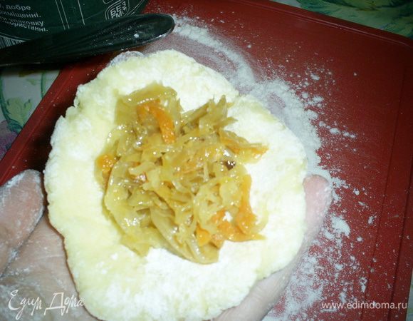 Кладем на лепешку начинку (примерно столовую ложку) и формируем пирожок. Тесто очень мягкое и податливое, следите, чтоб оно не порвалось. 