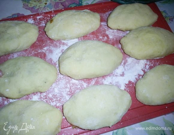 Таким образом формируем остальные пирожки, выкладываем их на поверхность, обильно посыпанную мукой, швом вниз.