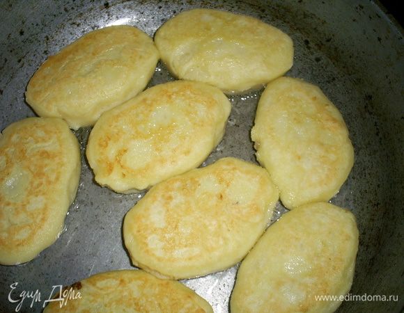 Обжариваем в разогретом растительном масле на среднем огне по 4-5 минут с каждой стороны. Когда я обжариваю зразы с первой стороны, накрываю сковороду крышкой, перевернув их, крышкой уже не накрываю. Зразы должны слегка зарумяниться.