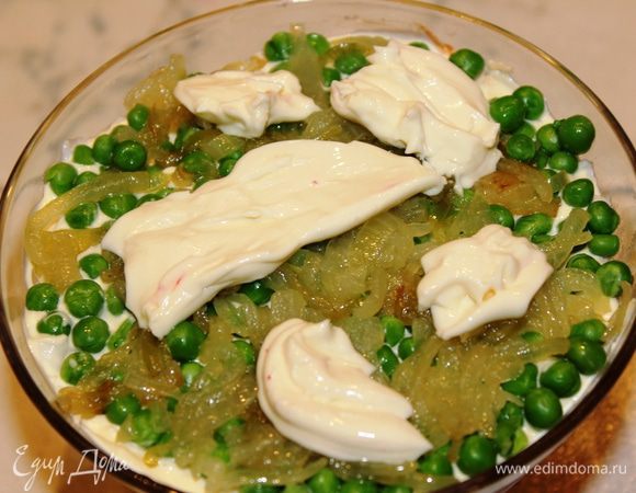 слой 4 - зеленый горошек, обжаренный лук и плавленный сыр