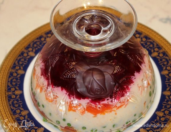 При подаче необходимо перевернуть креманку на плоскую тарелку и освободить салат. Затем украсить майонезом при помощи кондитерского шприца