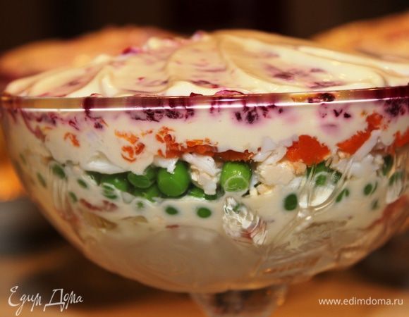 Вариант 2 (подача в порционных креманках):
очередность слоев та же, что и в варианте 1, но начинаем от обратного. Итак: картофель, лук, рыба с плавленным сыром, горошек, яйца, морковь и свекла. Не забываем про майонез. Поставить в холодильник
