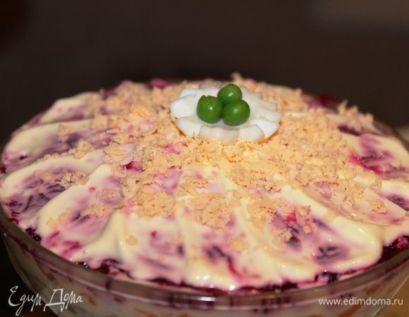 Перед подачей необходимо освежить слой майонеза и украсить тертым желтком и свежим горошком