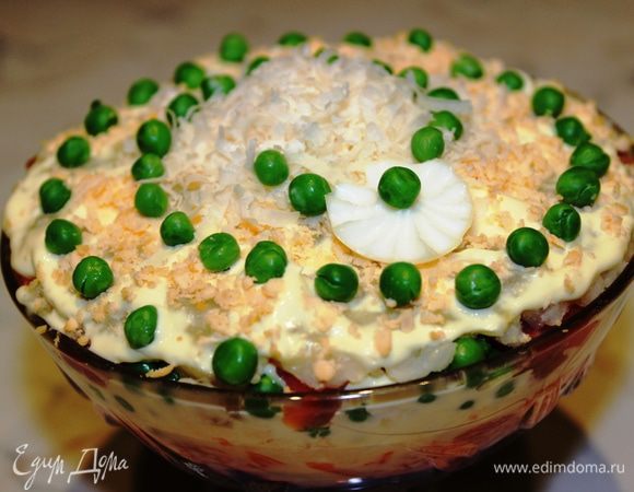 или таким образом: с тертым желтком и сыром Пармезан. Смотрится такой порционный салат очень празднично. Порадуйте своих гостей этим салатиком. Им обязательно понравится!